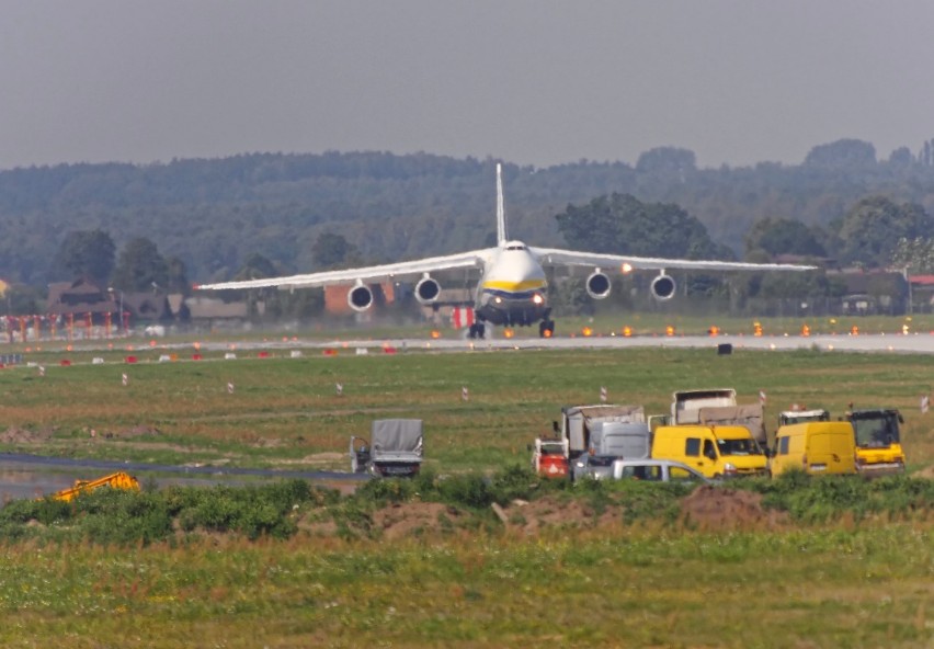 Gigantyczny samolot AN-124 Rusłan wylądował w Pyrzowicach [ZDJĘCIA]