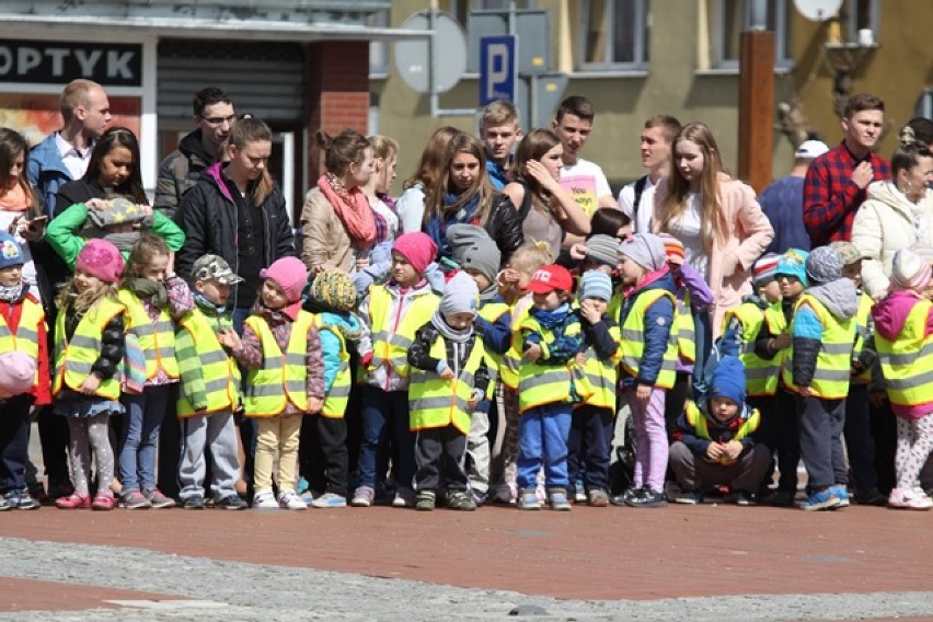 Tegoroczni maturzyści zatańczyli poloneza na bytowskim rynku [ZDJĘCIA] 