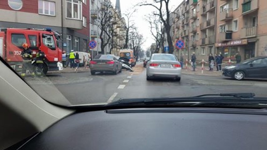Kolizja w Częstochowie. Zderzenie na skrzyżowaniu ul. Foch i Śląskiej. Na miejscu są odpowiednie służby [ZDJĘCIA]