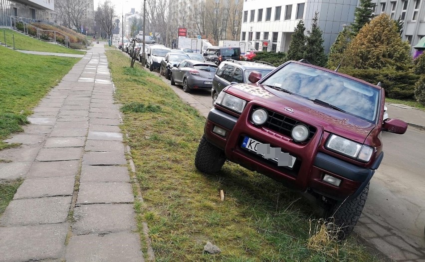 Kraków. Tak parkują samochody przed  Urzędem Marszałkowskim [ZDJĘCIA]