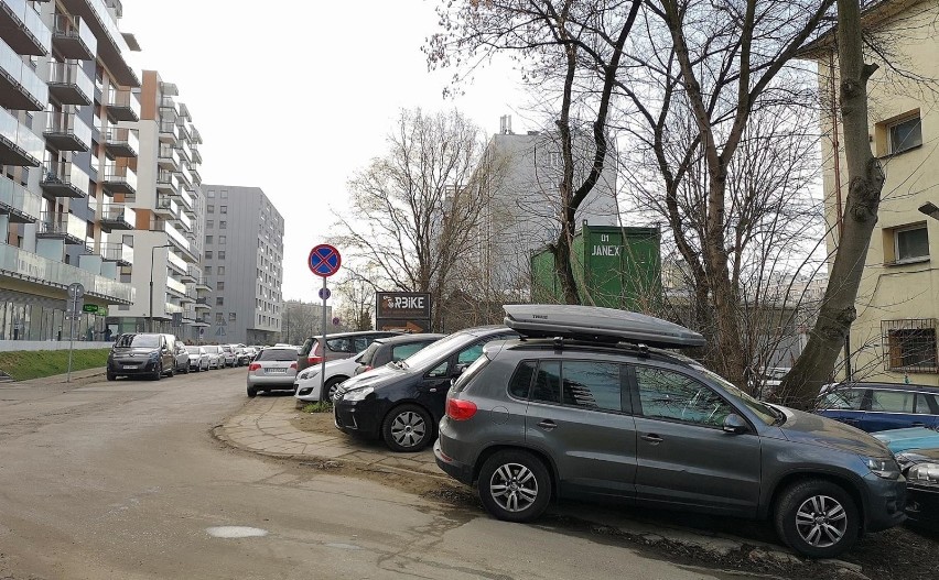 Kraków. Tak parkują samochody przed  Urzędem Marszałkowskim [ZDJĘCIA]