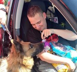 Niepełnosprawny Mati miał urodziny. Nie chciał prezentów – poprosił o karmę dla bezdomnych psów!