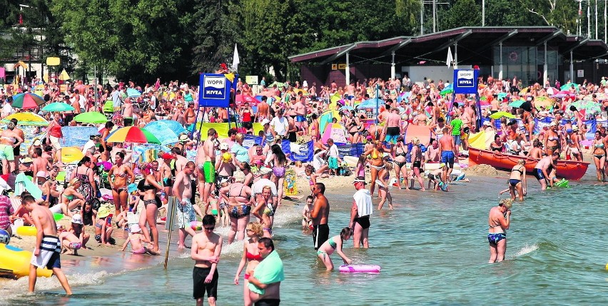 Tekstylni gniotą się na zaludnionych plażach i miejskich...