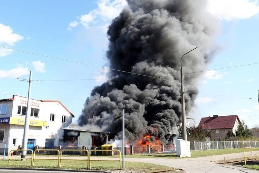 Toruń. Warsztat i samochód stanęły w ogniu