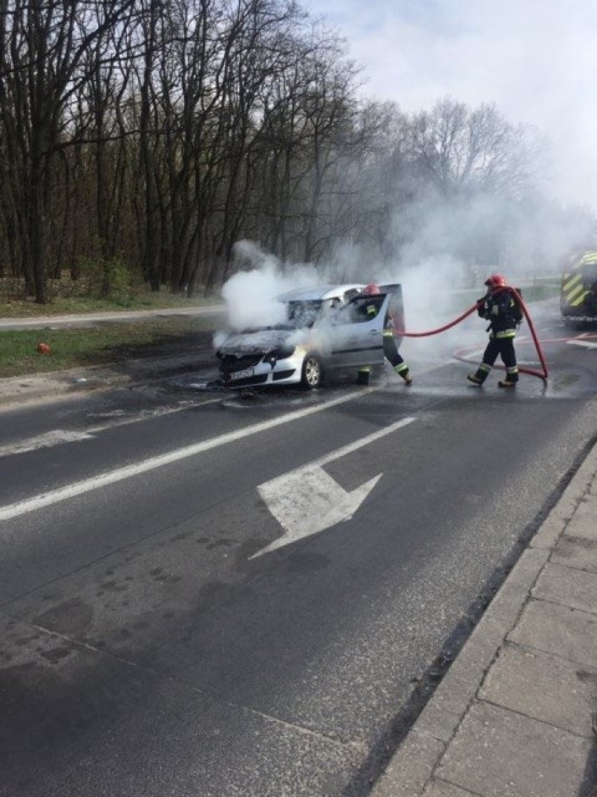 Toruń. Warsztat i samochód stanęły w ogniu