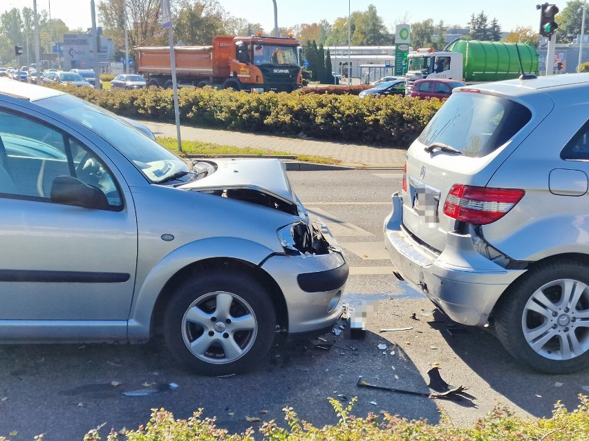 Zderzenie samochód na Wyszyńskiego we Włocławku