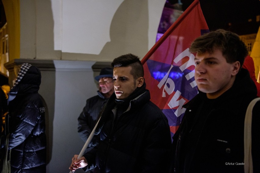 Tarnów. Protest w obronie wolnych mediów na tarnowskim Rynku. Demonstrowali przeciwnicy ustawy "lex TVN" [ZDJĘCIA]
