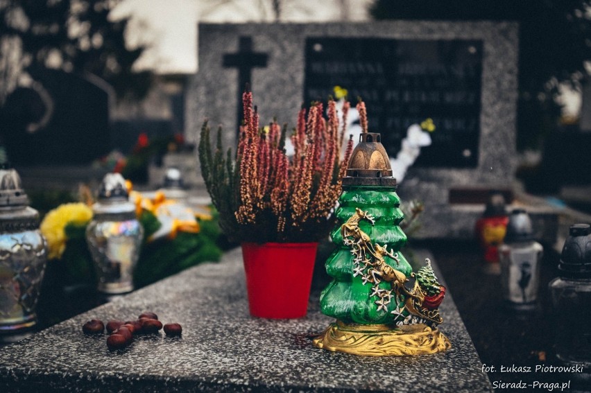 Cmentarz Parafialny w Sieradzu w czasie Bożego Narodzenia