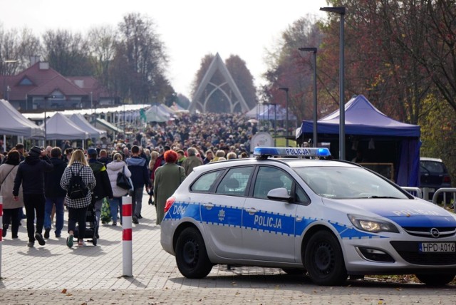 Policja pilnuje bezpieczeństwa podczas obchodów Dnia Wszystkich Świętych w Lublinie przy cmentarzu na Majdanku.
