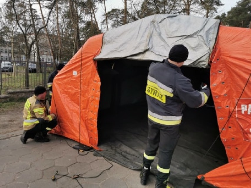 Namioty pod szpitalem we Włocławku już są. Wiemy po co [zdjęcia]