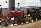 Wystawa starych żelazek, moździerzy i lamp naftowych w MDK