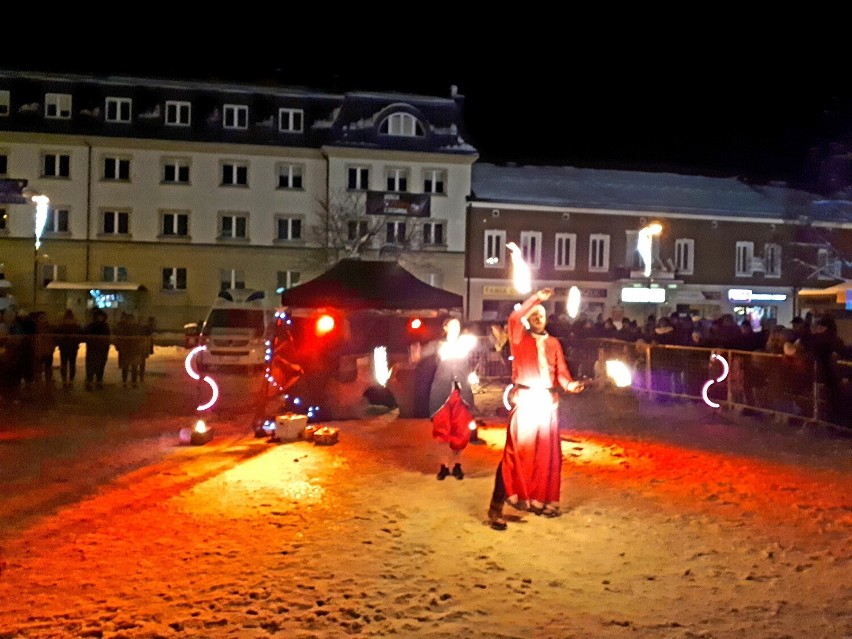 Występ Teatru Ognia Nam-Tara na rynku w Jaśle