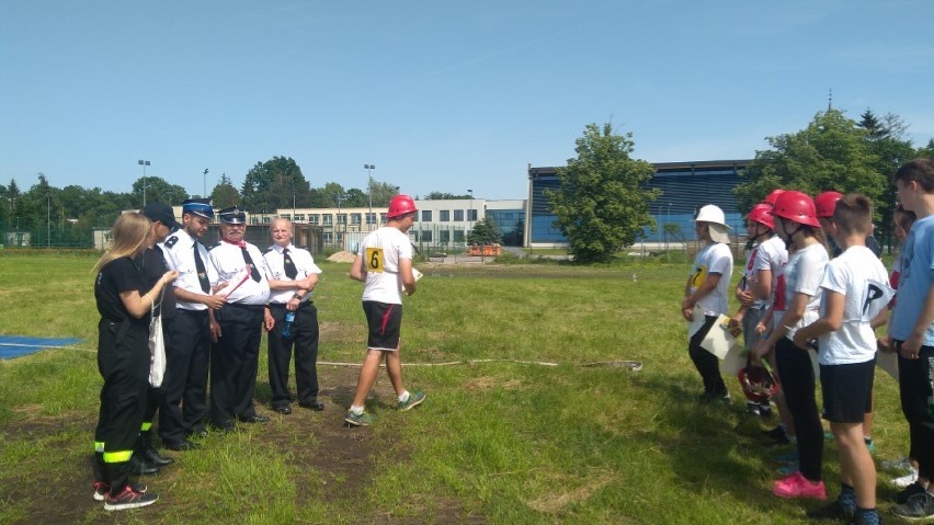 Strażacy z OSP Cedry Wielkie i OSP Koszwały zbudowali tor do zawodów dla młodszych kolegów z Młodzieżowej Drużyny Pożarniczej [ZDJĘCIA]