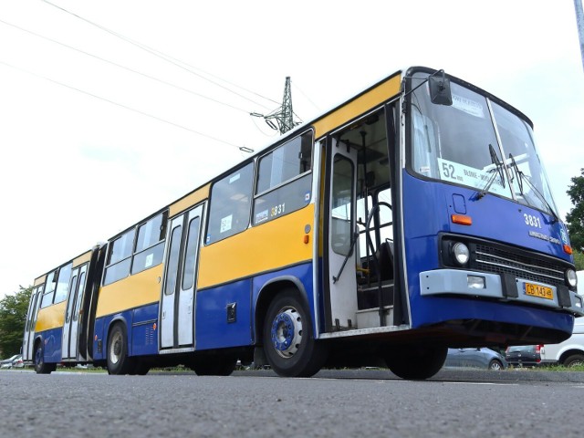 Jeden z zabytkowych autobusów. Umowa przewiduje, że weterani i kierowcy będą jeździć po ulicach Bydgoszczy tylko do końca lutego