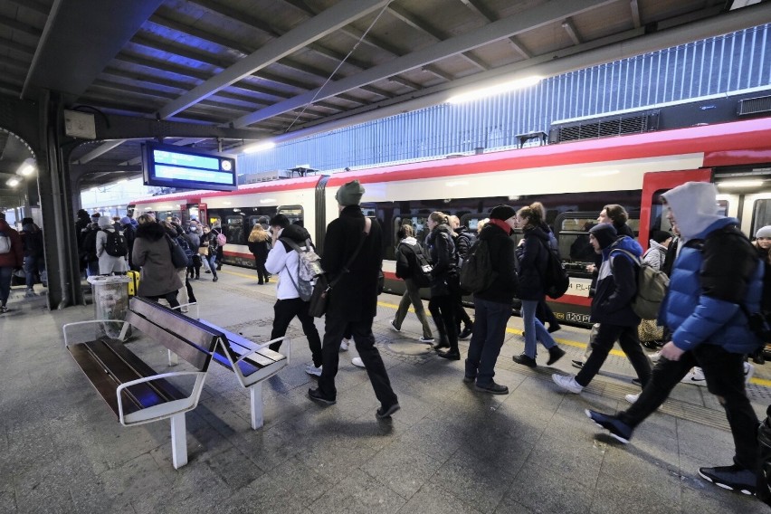 Swoja podróż rozpoczęli od poznańskiego dworca głównego,...