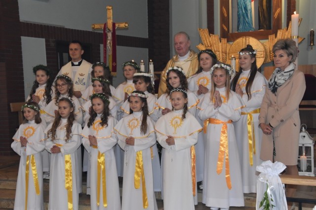 W parafii pw. Świętej Rodziny w Wielkim Klinczu dzieci przyjęły Pierwszą Komunię Świętą. W tym wydarzeniu wzięli udział także najbliżsi.