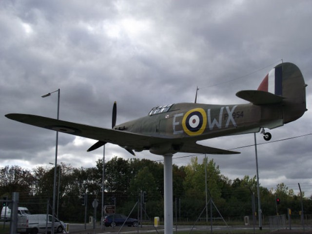 Przy bramie gł&oacute;wnej muzeum w Duxford wita nas samolot, bez kt&oacute;rego powietrzna bitwa o Anglię nie zostałaby wygrana - słynny Supermarine Spitfire. Warto zwr&oacute;cić uwagę, że na prezentowanym tu egzeplarzu widnieje polska szachownica. Fot.