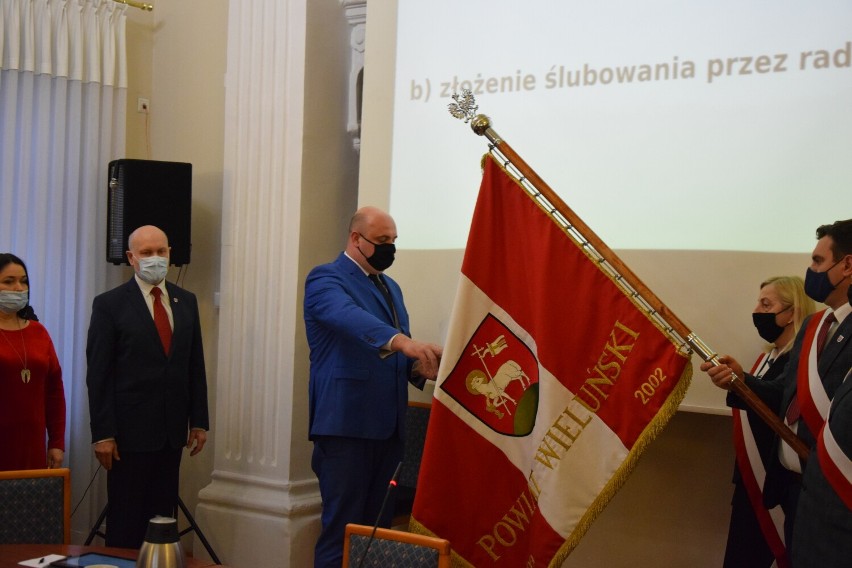 Wieluń. Nowy radny powiatowy Damian Pęcherz złożył ślubowanie. Został też wiceprzewodniczącym rady FOTO, VIDEO