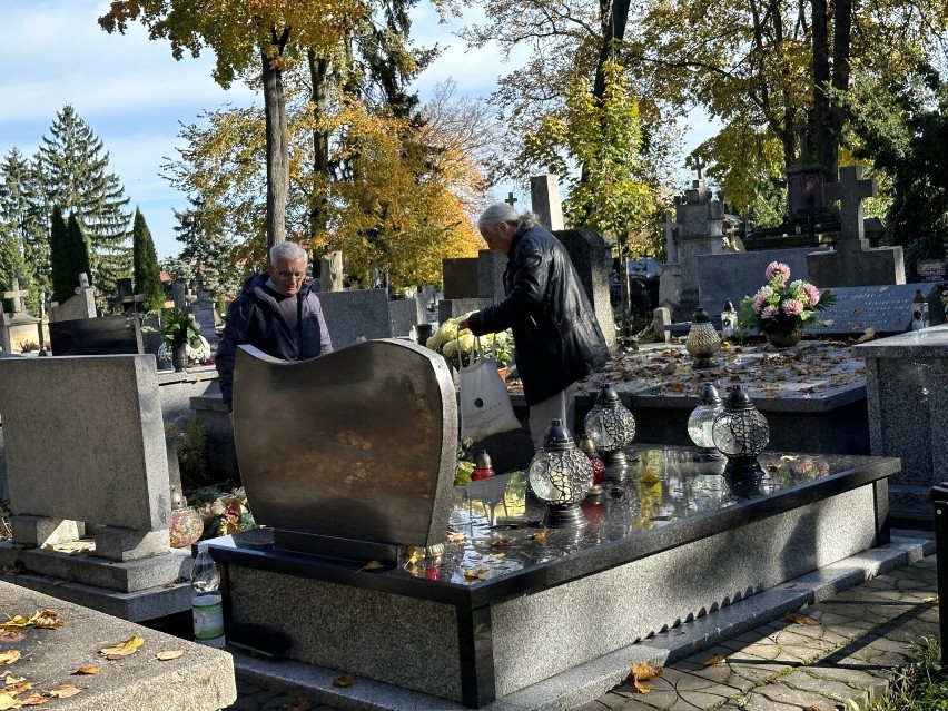 W niedzielę na Cmentarzu Katedralnym  w Sandomierzu pojawiły...
