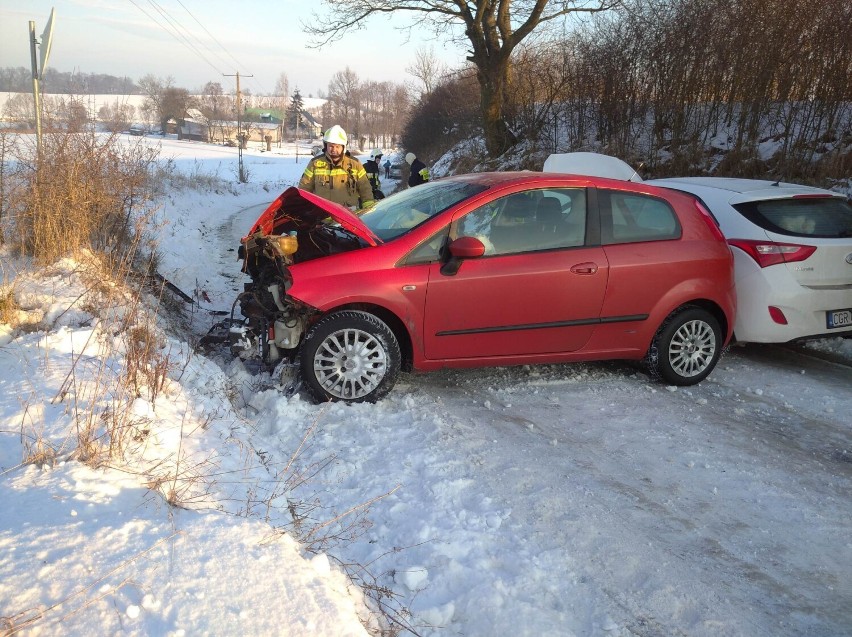 Zderzenie dwóch samochodów na oblodzonej drodze w Szonowie...