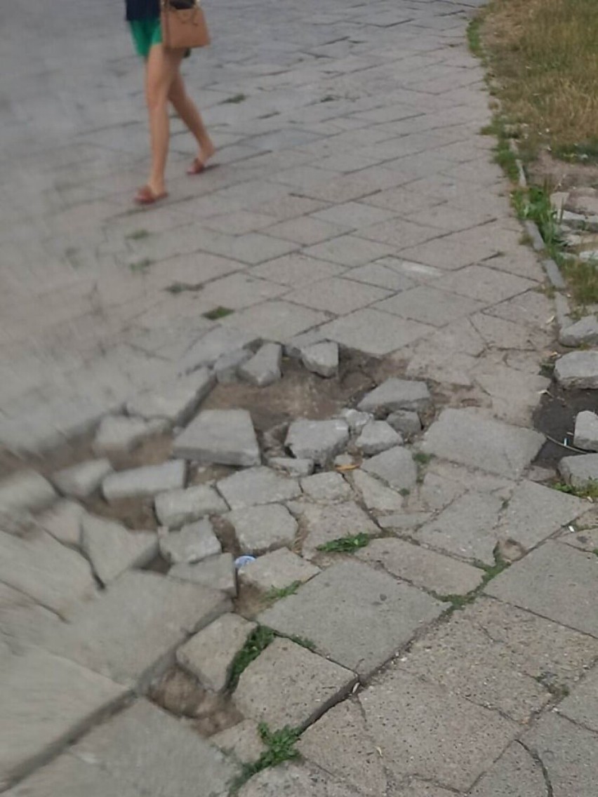 Zniszczony chodnik na ulicy Chrobrego w Radomiu. Piesi domagają się naprawy