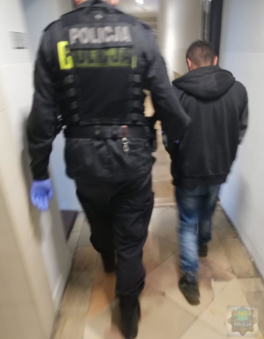 Kradzież rozbójnicza w Opolu. Dwaj mężczyźni weszli do drogerii, zabrali z półek towar, zaatakowali ochroniarza