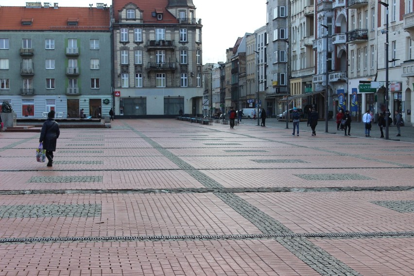 Na bytomskim rynku nie ma już śladu po uschniętych drzewach,...