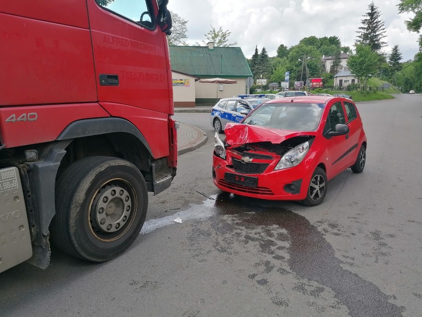 Zderzenie osobowego chevroleta z ciężarówką w Krasiczynie w powiecie przemyskim [ZDJĘCIA]