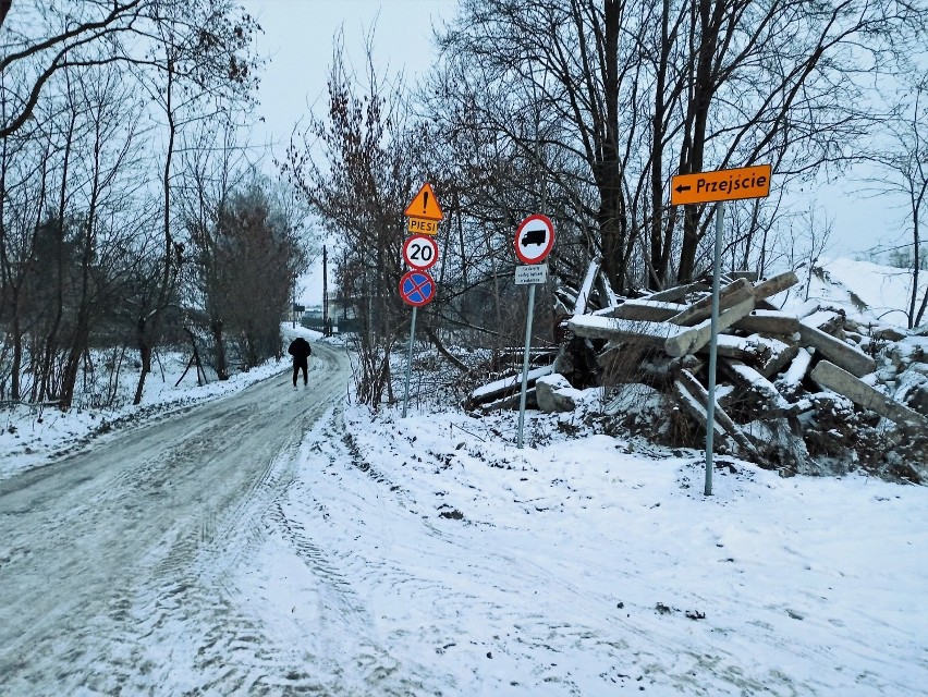 Masłowo. Przejście ulicą Bocianią zostało poprawione. Położono płyty oraz zamontowano oświetlenie