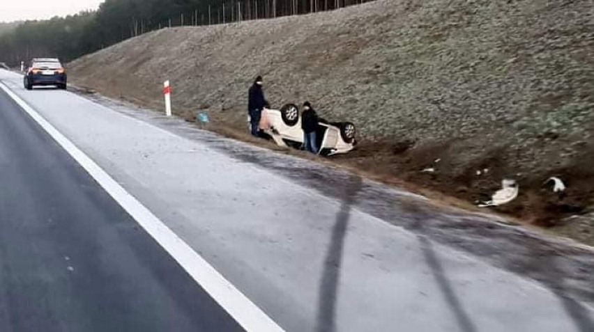 Opel corsa wypadł z drogi na S3 i dachował. Zdarzenie miało...