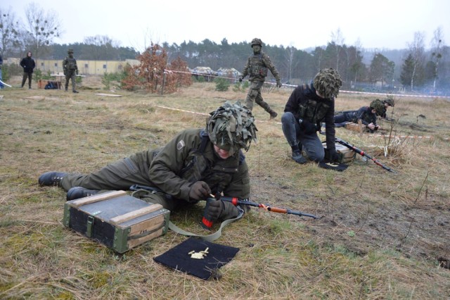 „Trenuj jak żołnierz” to rozszerzona wersja programu „Trenuj z wojskiem” Ministerstwa Obrony Narodowej. Lęborska jednostka została wyróżniona jako jedna z 30 w kraju do przeprowadzenia 16-dniowego szkolenia.