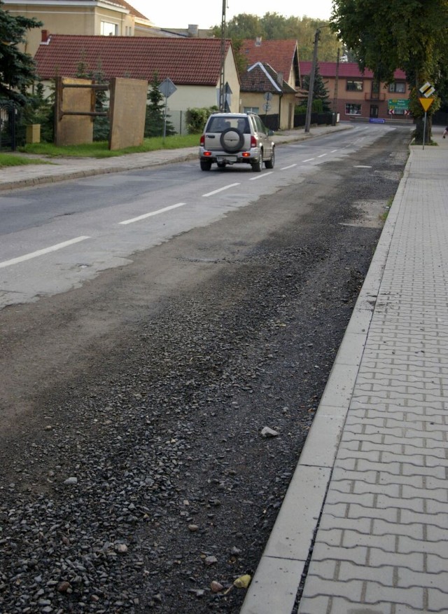 Rozkopana ul. Wroniecka zachęca do jazdy "po angielsku"