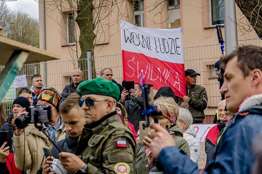 Protest przeciwko obowiązkowym szczepieniom na Covi - 19 w...