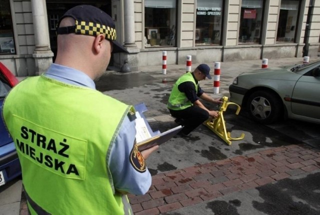 Pokazujemy zarobki w Straży Miejskiej we Włocławku - od aplikanta do komendanta..