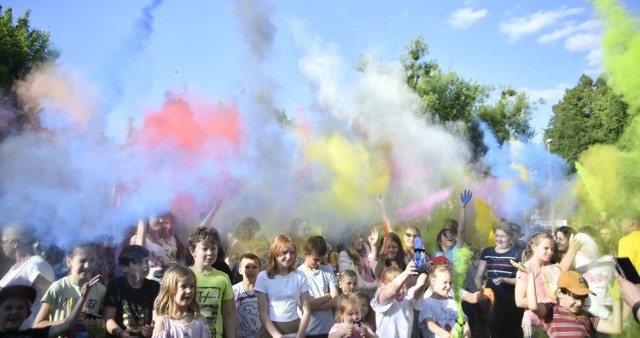 Dużo młodych radomian brało udział w niedzielę w festiwalu kolorów na placu Jagiellońskim.