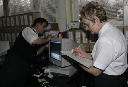Daniela Nicek i Sławomir Musiał, dąbrowscy celnicy, spisują sprzęt biurowy przygotowując się do przeprowadzki