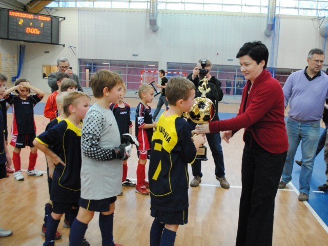 Pani Prezydent wręcza puchar za pierwsze miejsce w turnieju piłki nożnej chłopców z rocznika 2002 z okazji otwarcia nowej hali przy ul. Gładkiej 18 w Warszawie.