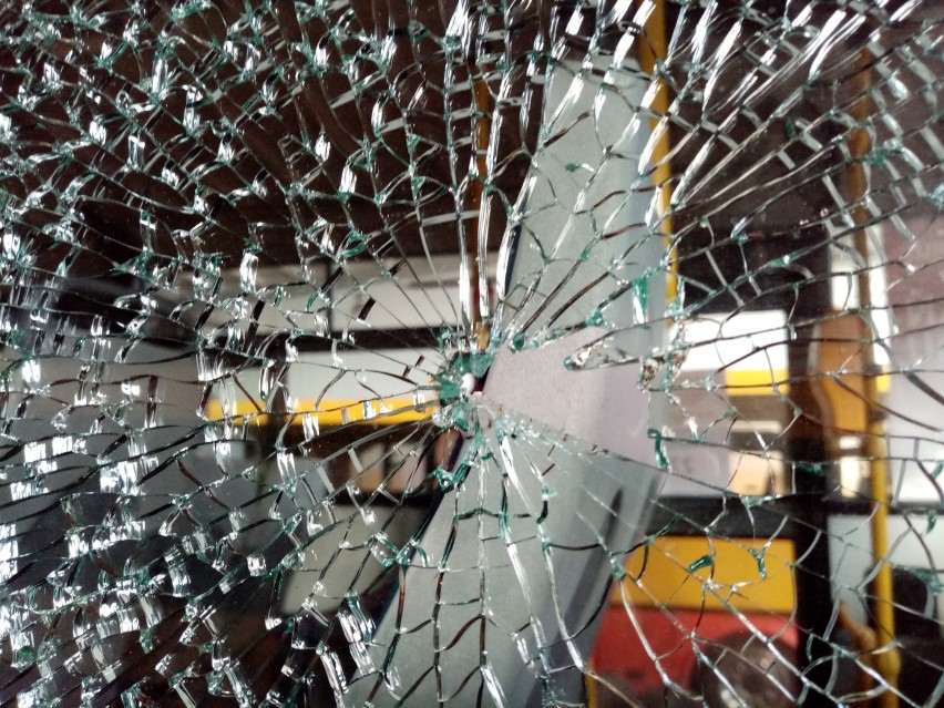 Ktoś ostrzelał autobus nyskiego MZK. Policja szuka sprawców