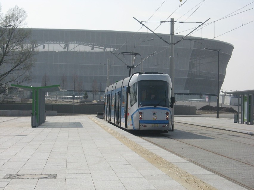 Tramwaj Plus na tle Wrocławskiego Stadionu.