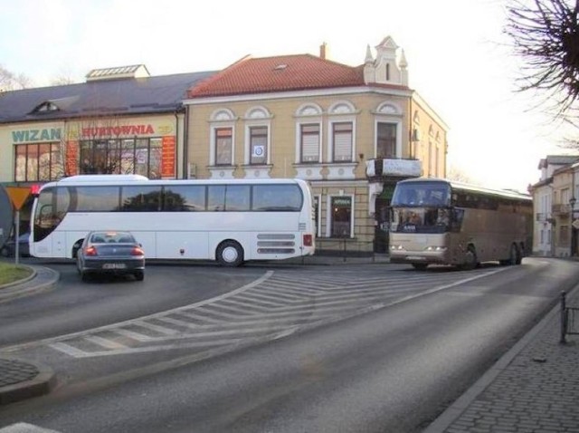 Obecnie ruch tranzytowy w ciągu drogi krajowej 28 odbywa się przez Rynek w Zatorze