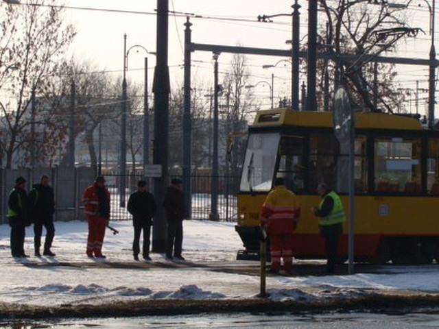 Wołoska: Wykolejony tramwaj utrudniał ruch (ZDJĘCIA)