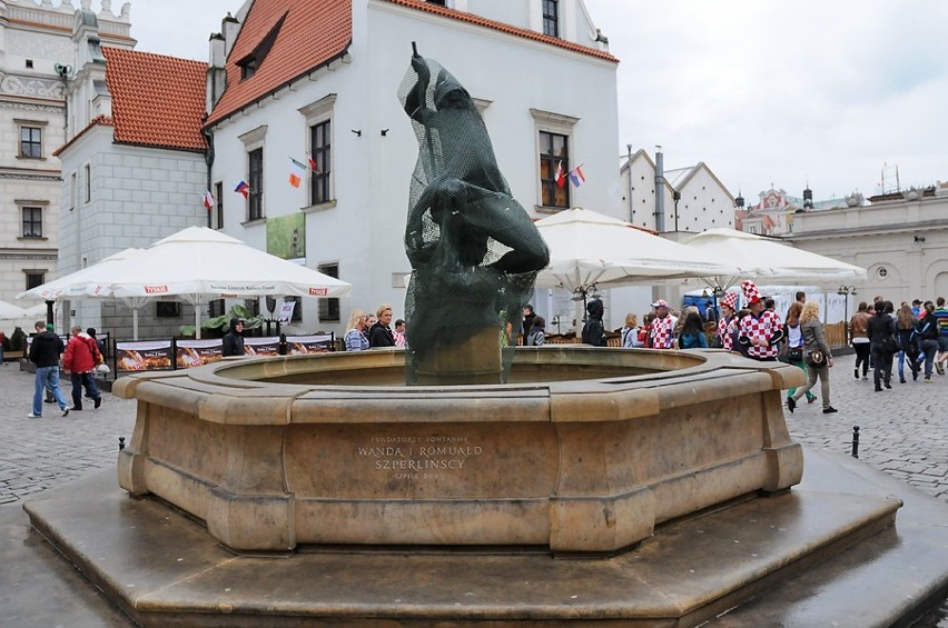 Poznań: Fontanny na Starym Rynku zawinięte w siatki [ZDJĘCIA]