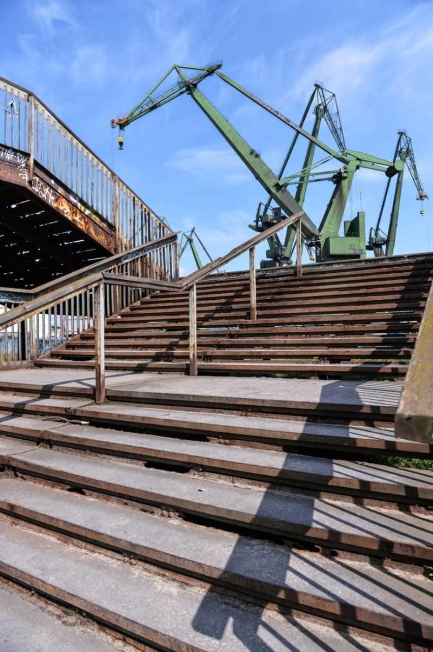 Remont "kładki wstydu" nad stacją SKM Stocznia z poślizgiem