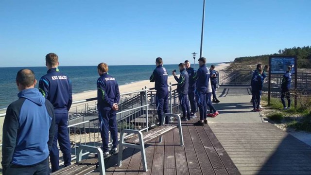 Przed meczem KKS-iacy wybrali się na spacer nad morzem