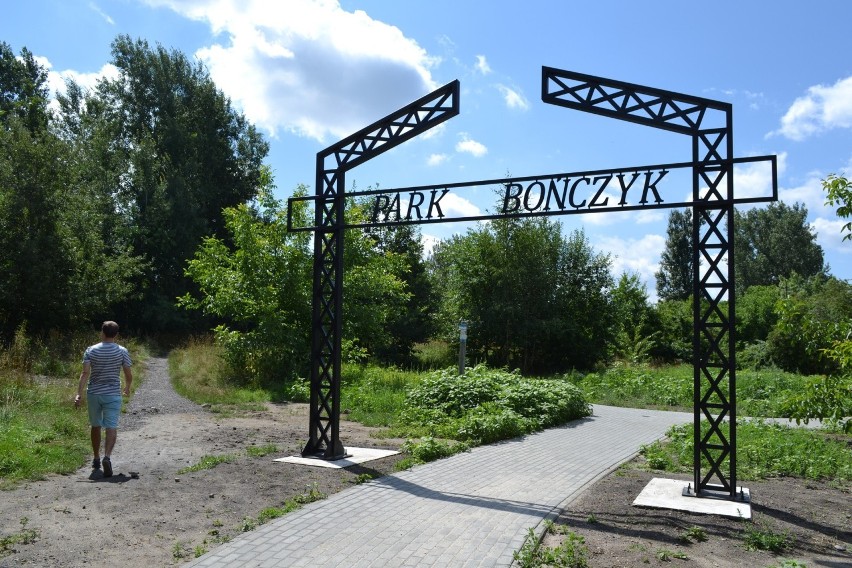 Tak prezentuje się brama Parku Bończyk w Mysłowicach....