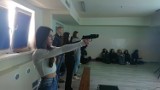 Uczniowie V Liceum Ogólnokształcącego imienia Piotra Ściegiennego w Kielcach uczą się strzelać na wirtualnej strzelnicy. Zobacz zdjęcia