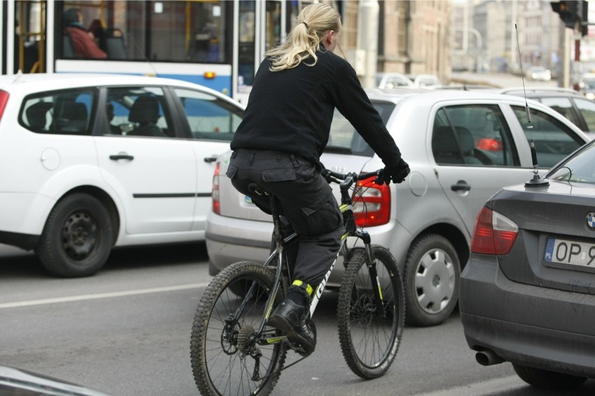 1. BO SĄ ZA WOLNI
"Wlecze się taki 25 km/h na godzinę i...