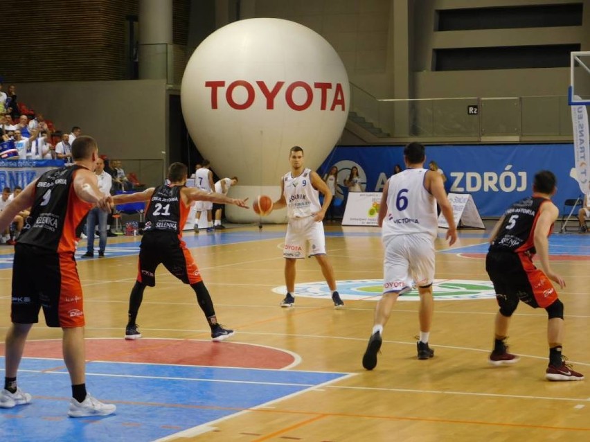 Derby WKK Wrocław – Górnik Trans.eu Wałbrzych, w I lidze koszykarzy już jutro