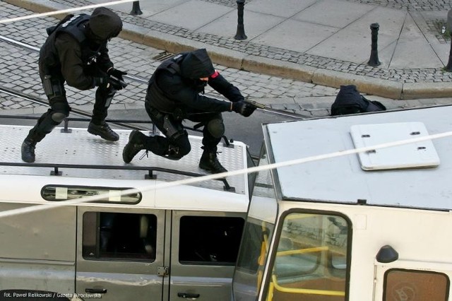 Wrocław - porwany tramwaj odbijali antyterroryści. Na miejscu było tez pogotowie i policja