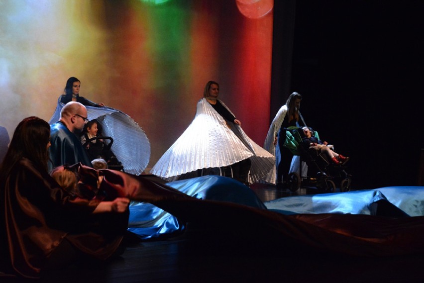 „Po drugiej stronie lustra” - spektakl opowiadający prawdziwe historie niepełnosprawnych dzieci